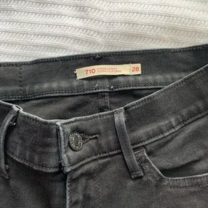 size 28 stretchy black levi jeans